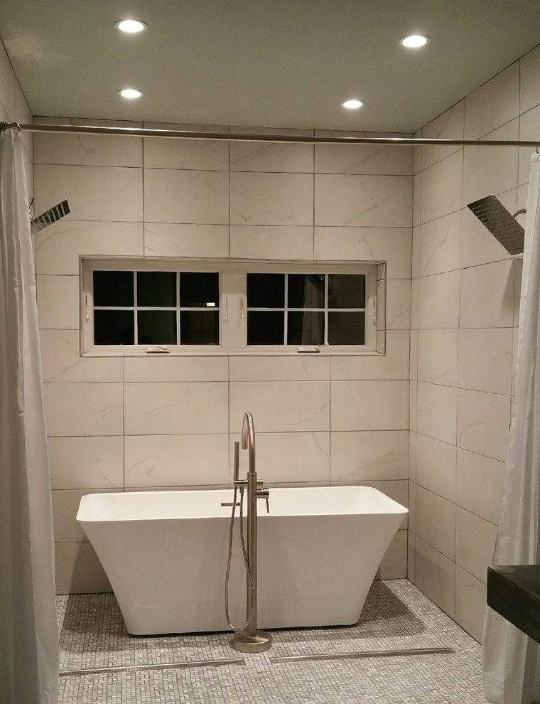 Idee per una stanza da bagno padronale boho chic di medie dimensioni con vasca freestanding, doccia doppia, piastrelle bianche, piastrelle in gres porcellanato, pareti verdi e pavimento in marmo