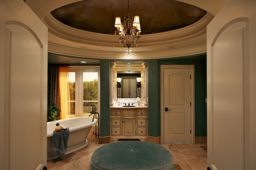 На фото: ванная комната в средиземноморском стиле с отдельно стоящей ванной с