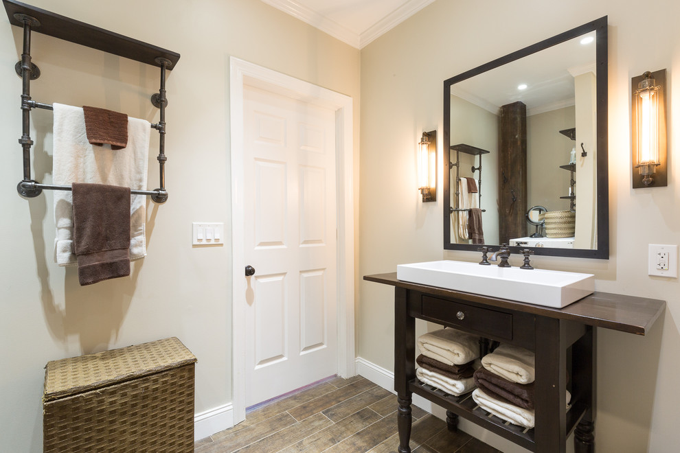 Mittelgroßes Modernes Badezimmer En Suite mit Trogwaschbecken, dunklen Holzschränken, beiger Wandfarbe und Keramikboden in New York