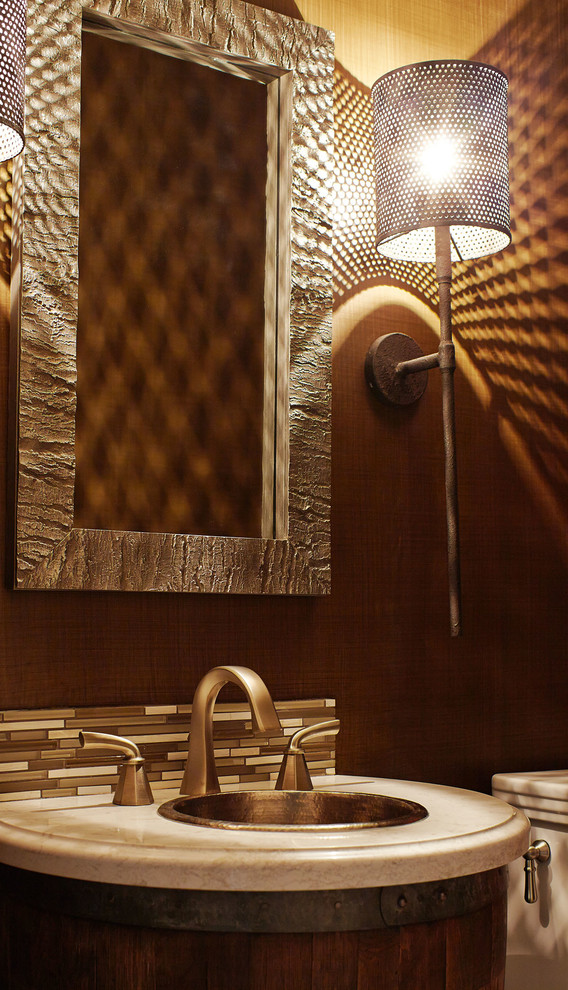 Immagine di una piccola stanza da bagno con doccia chic con ante in legno scuro, top in superficie solida, piastrelle marroni, piastrelle in ceramica, pareti marroni e lavabo da incasso