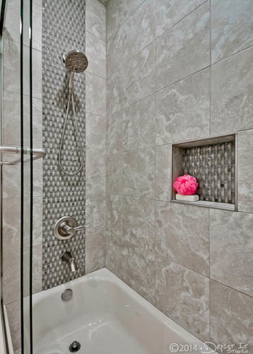 Идея дизайна: детская ванная комната в стиле неоклассика (современная классика) с душем над ванной, плиткой из листового стекла и полом из керамической плитки