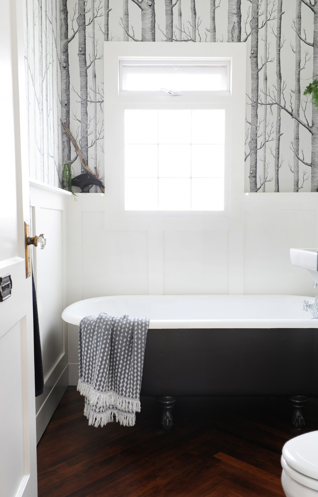 Kleines Klassisches Duschbad mit freistehender Badewanne, Wandtoilette mit Spülkasten, weißer Wandfarbe, dunklem Holzboden und Sockelwaschbecken in Vancouver
