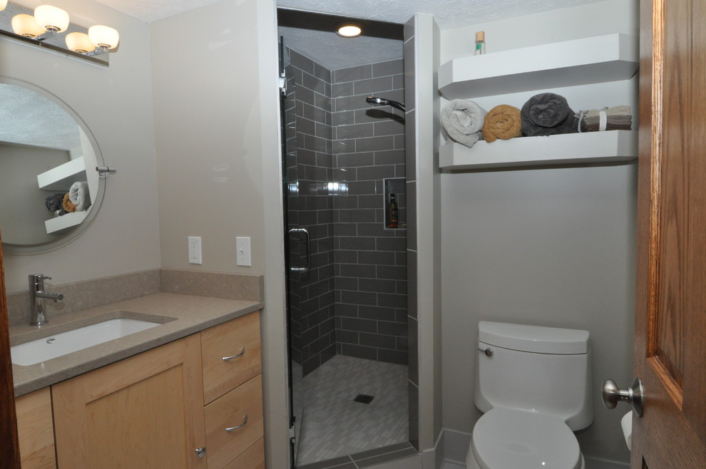 Inspiration för ett litet funkis badrum med dusch, med släta luckor, skåp i ljust trä, en hörndusch, en toalettstol med separat cisternkåpa, glasskiva, vita väggar, ett undermonterad handfat och bänkskiva i kvartsit