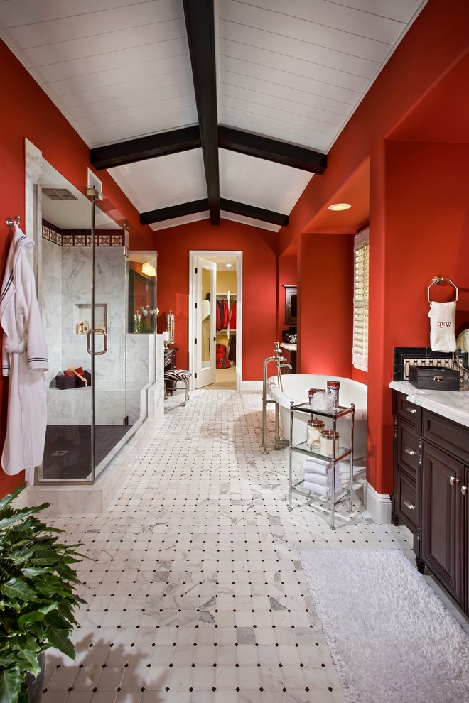 Стильный дизайн: большая главная ванная комната в классическом стиле с фасадами с выступающей филенкой, темными деревянными фасадами, отдельно стоящей ванной, душем в нише, полом из винила, мраморной столешницей, разноцветным полом и душем с распашными дверями - последний тренд