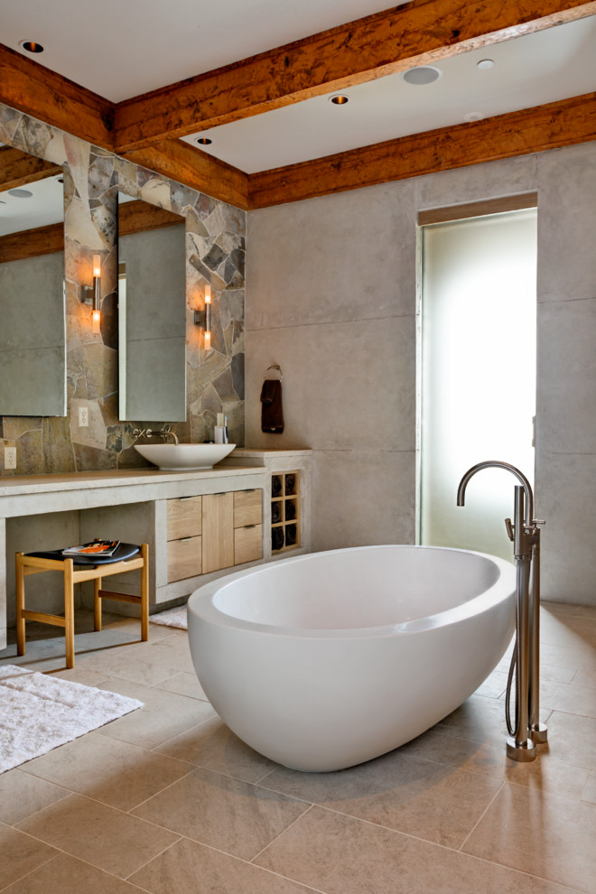 マイアミにあるラスティックスタイルのおしゃれな浴室 (ベッセル式洗面器、フラットパネル扉のキャビネット、淡色木目調キャビネット、置き型浴槽、ベージュのタイル) の写真