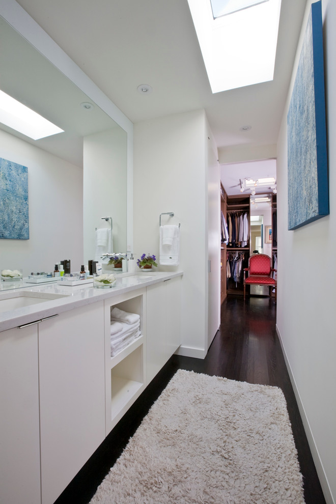Modernes Langes und schmales Badezimmer mit Unterbauwaschbecken, flächenbündigen Schrankfronten und weißen Schränken in Washington, D.C.