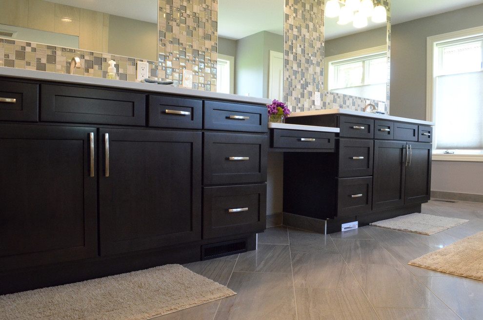 Immagine di una stanza da bagno padronale classica di medie dimensioni con ante in stile shaker, ante nere, top in marmo e piastrelle multicolore