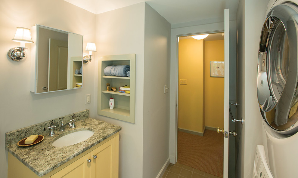 Esempio di una piccola stanza da bagno tradizionale con ante con riquadro incassato, ante gialle, pareti verdi, pavimento con piastrelle in ceramica, lavabo da incasso e top in granito