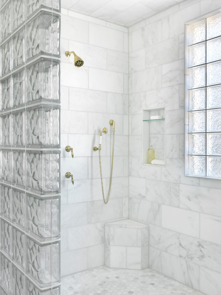Идея дизайна: главная ванная комната среднего размера в стиле неоклассика (современная классика) с открытым душем, белыми стенами, светлым паркетным полом, врезной раковиной, мраморной столешницей и открытым душем