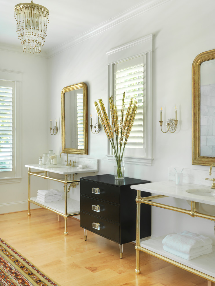 Idéer för mellanstora vintage en-suite badrum, med vita väggar, ljust trägolv, ett konsol handfat och beiget golv