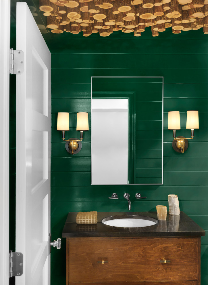 Свежая идея для дизайна: ванная комната среднего размера в стиле рустика с фасадами островного типа, фасадами цвета дерева среднего тона, зелеными стенами, душевой кабиной и врезной раковиной - отличное фото интерьера