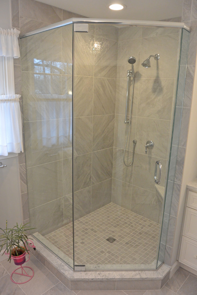Bild på ett mellanstort vintage grå grått en-suite badrum, med luckor med infälld panel, vita skåp, en hörndusch, grå kakel, porslinskakel, grå väggar, klinkergolv i porslin, ett undermonterad handfat, bänkskiva i kvarts, grått golv och dusch med gångjärnsdörr