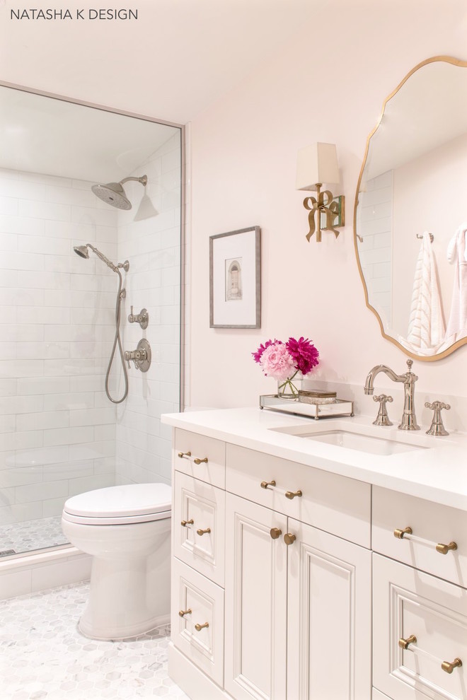Стильный дизайн: ванная комната среднего размера в стиле неоклассика (современная классика) с душем в нише, белой плиткой, плиткой кабанчик, розовыми стенами, полом из мозаичной плитки, душевой кабиной, врезной раковиной, столешницей из искусственного кварца, открытым душем и белой столешницей - последний тренд
