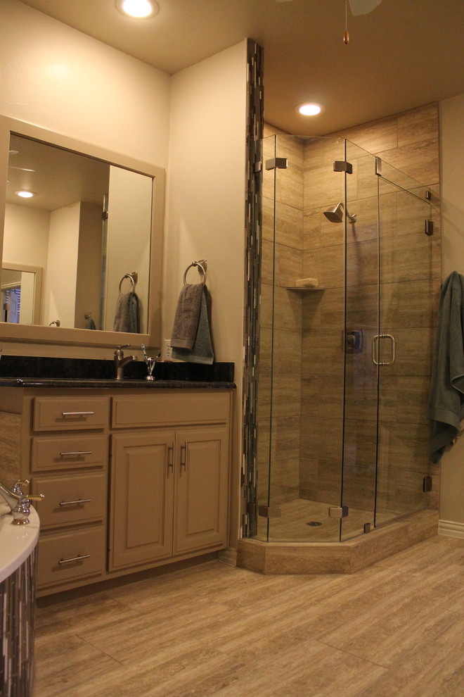 Стильный дизайн: ванная комната в стиле неоклассика (современная классика) с бежевыми фасадами и столешницей из гранита - последний тренд