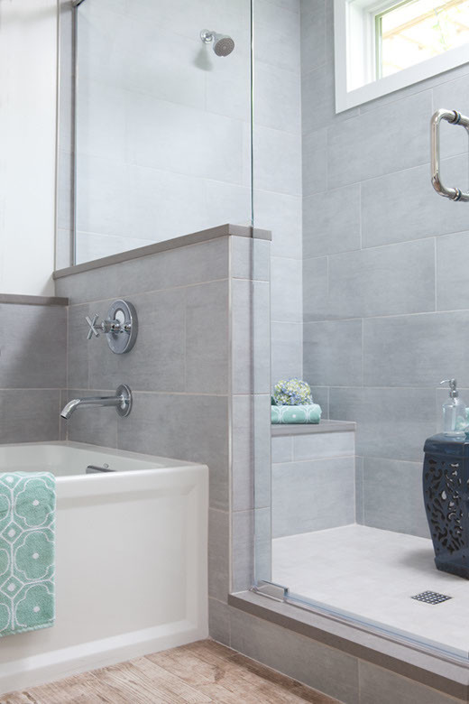 Свежая идея для дизайна: ванная комната в морском стиле с столешницей из искусственного кварца, серой плиткой, ванной в нише, угловым душем, раздельным унитазом, врезной раковиной и белыми стенами - отличное фото интерьера