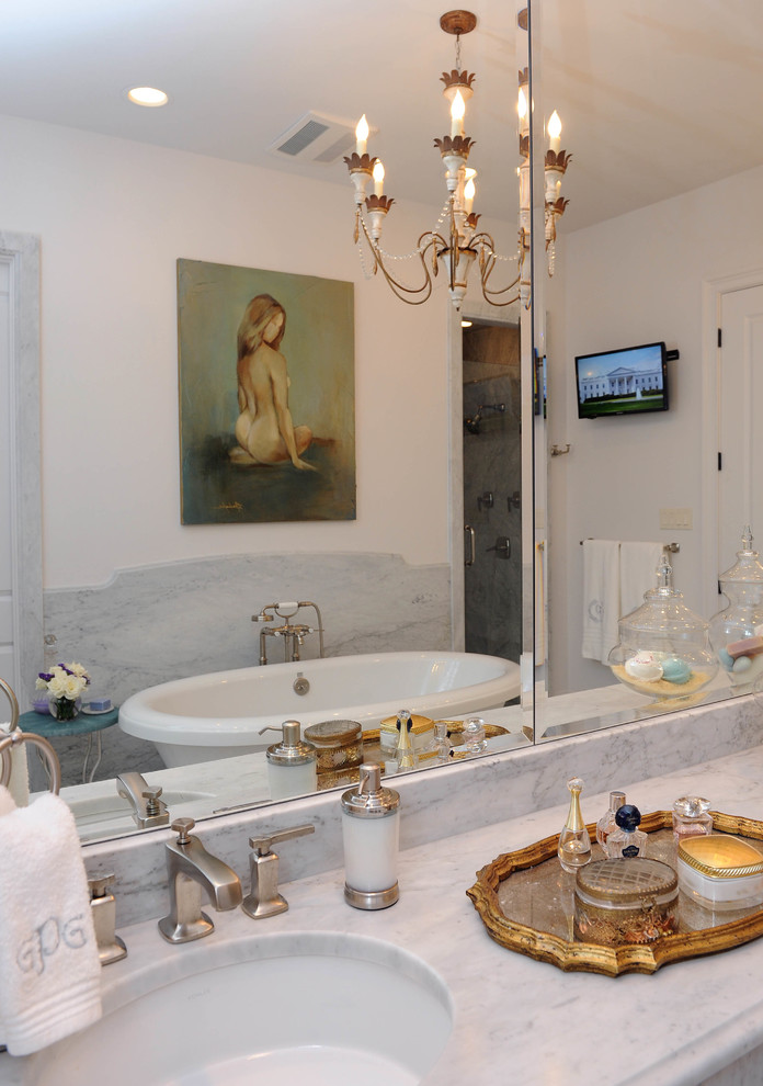 Ispirazione per una stanza da bagno padronale mediterranea di medie dimensioni con lavabo sottopiano, top in marmo, vasca freestanding, piastrelle bianche, piastrelle in pietra, pareti bianche e pavimento in marmo