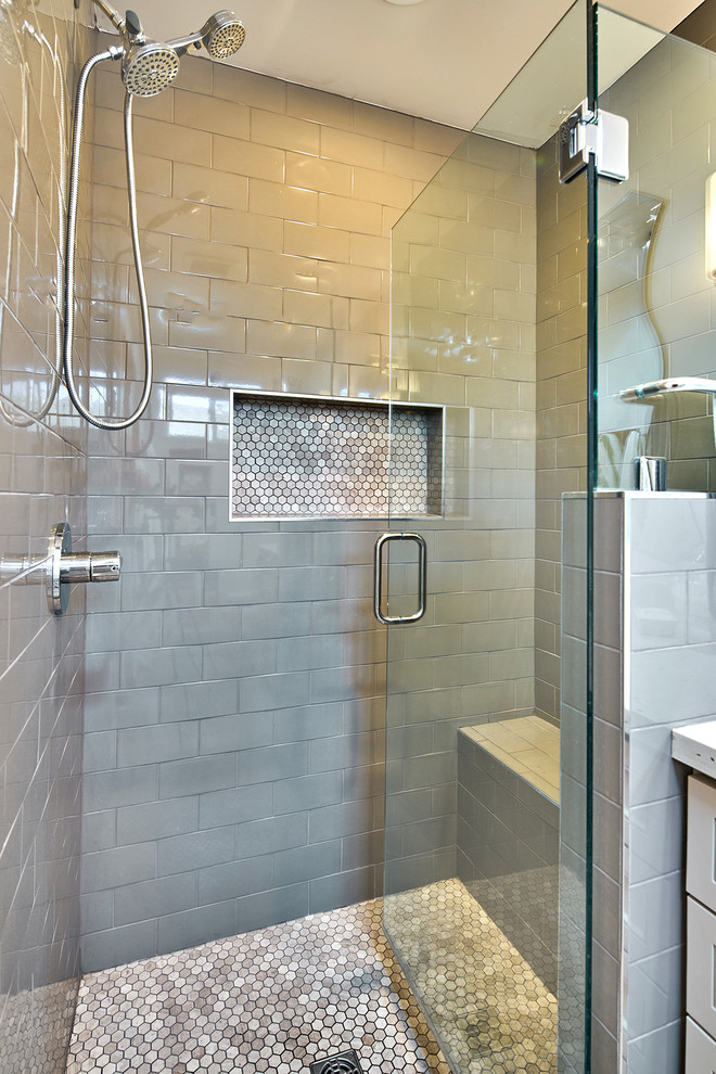 Exempel på ett litet rustikt en-suite badrum, med skåp i shakerstil, skåp i ljust trä, en öppen dusch, en toalettstol med separat cisternkåpa, vit kakel, keramikplattor, vita väggar, ett undermonterad handfat och bänkskiva i kvartsit