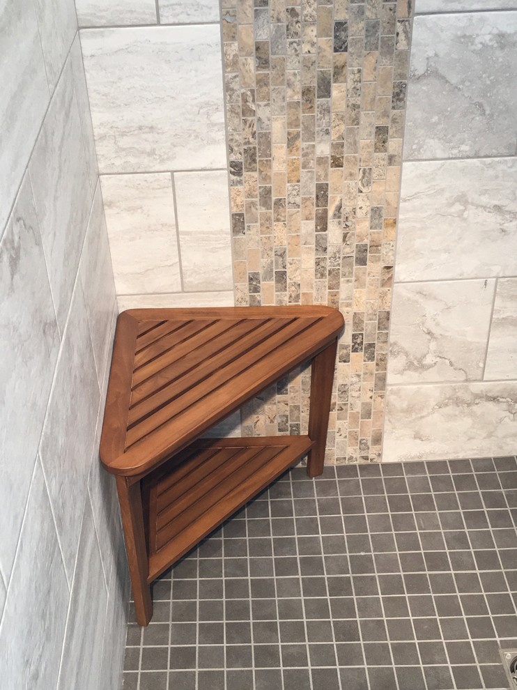 Ispirazione per una stanza da bagno padronale minimal di medie dimensioni con doccia aperta, piastrelle multicolore, piastrelle in ceramica, pavimento grigio e doccia aperta