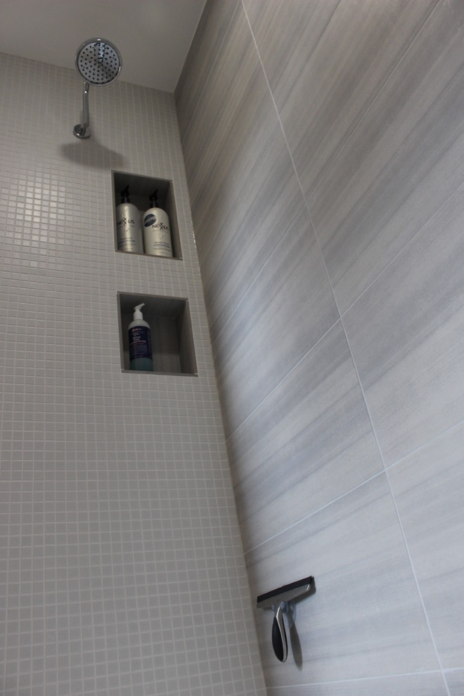Immagine di una piccola stanza da bagno padronale chic con ante lisce e ante in legno scuro