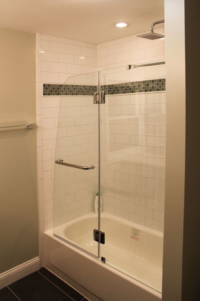 Klassisches Badezimmer mit Unterbauwaschbecken, Schrankfronten mit vertiefter Füllung, schwarzen Schränken, Marmor-Waschbecken/Waschtisch und Duschbadewanne in Kolumbus