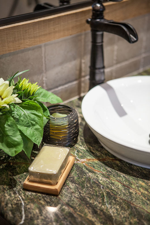 Exemple d'une grande salle de bain principale chic en bois brun avec une vasque, un plan de toilette en marbre, une douche à l'italienne, un carrelage beige, des carreaux de céramique, un mur beige et un sol en carrelage de céramique.