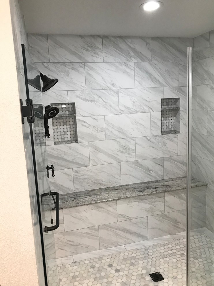 Inredning av ett klassiskt stort grå grått en-suite badrum, med luckor med upphöjd panel, skåp i mellenmörkt trä, våtrum, porslinskakel, grå väggar, laminatgolv, ett undermonterad handfat, granitbänkskiva, brunt golv och dusch med gångjärnsdörr