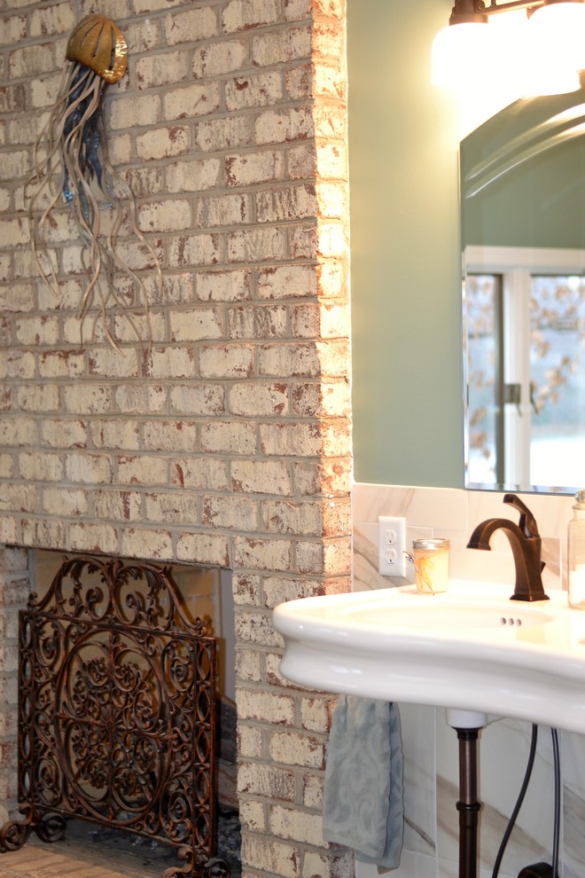 Exempel på ett stort klassiskt en-suite badrum, med ett fristående badkar, en kantlös dusch, en toalettstol med separat cisternkåpa, flerfärgad kakel, porslinskakel, gröna väggar, klinkergolv i porslin och ett väggmonterat handfat