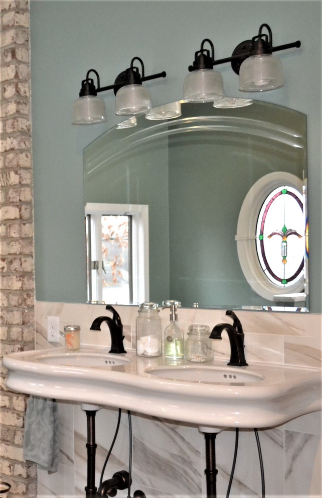 Cette image montre une grande salle de bain principale traditionnelle avec une baignoire indépendante, une douche à l'italienne, WC séparés, un carrelage multicolore, des carreaux de porcelaine, un mur vert, un sol en carrelage de porcelaine et un lavabo suspendu.