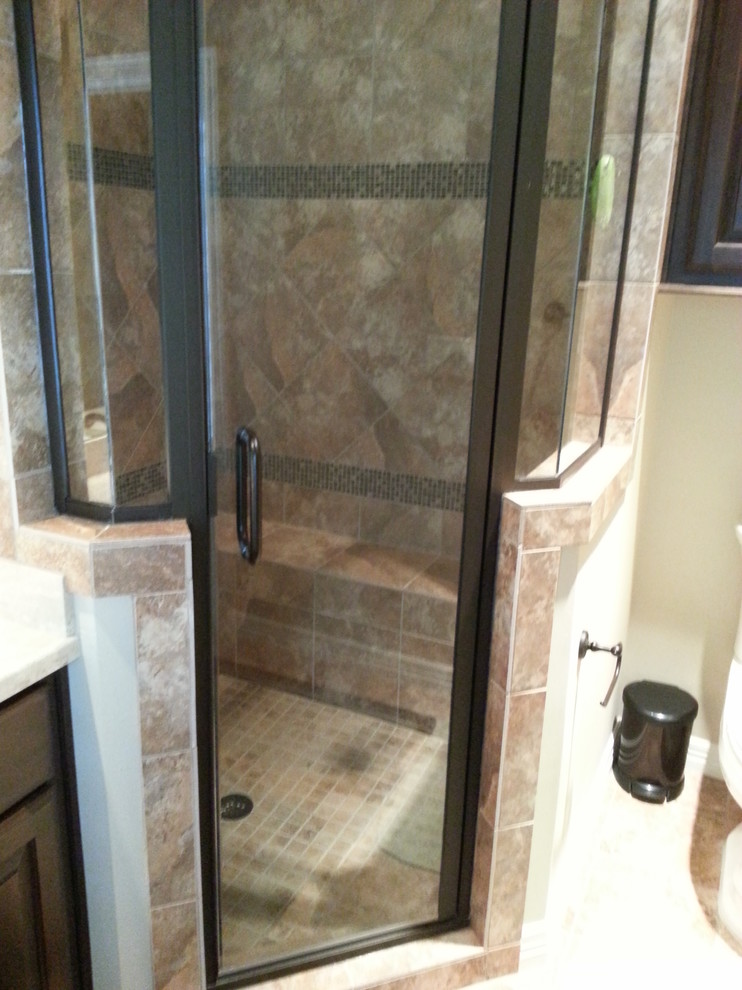 Modelo de cuarto de baño principal moderno de tamaño medio con ducha abierta, baldosas y/o azulejos multicolor, baldosas y/o azulejos de cerámica y suelo de travertino