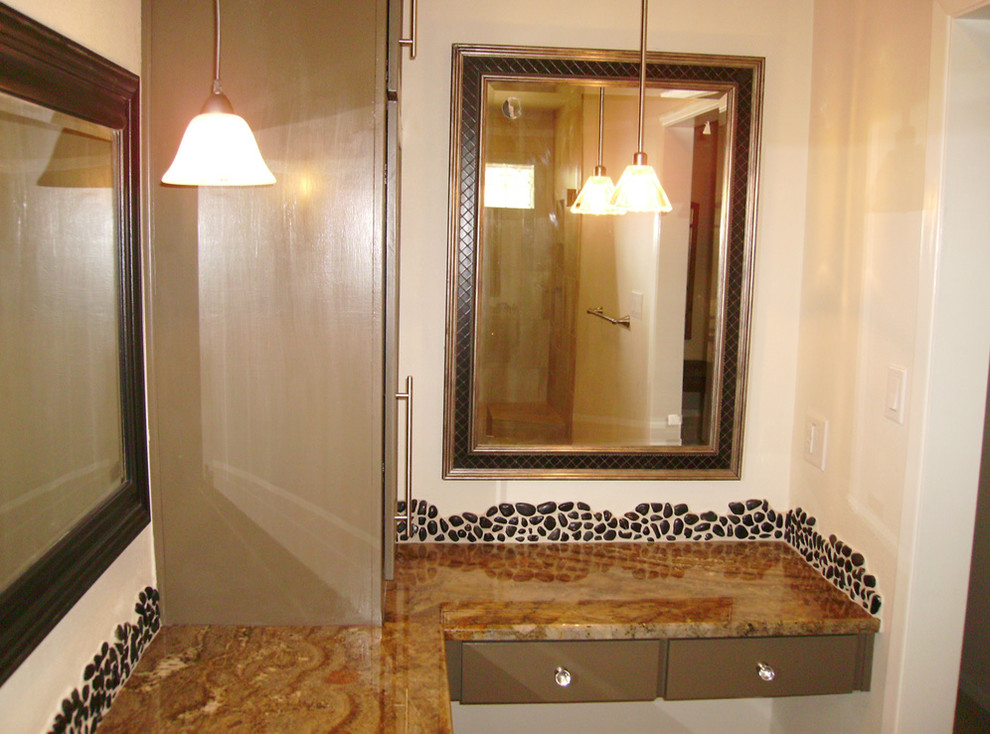 Bild på ett mellanstort funkis en-suite badrum, med ett fristående handfat, luckor med glaspanel, bruna skåp, granitbänkskiva, ett undermonterat badkar, en öppen dusch, vit kakel, porslinskakel, beige väggar och klinkergolv i porslin