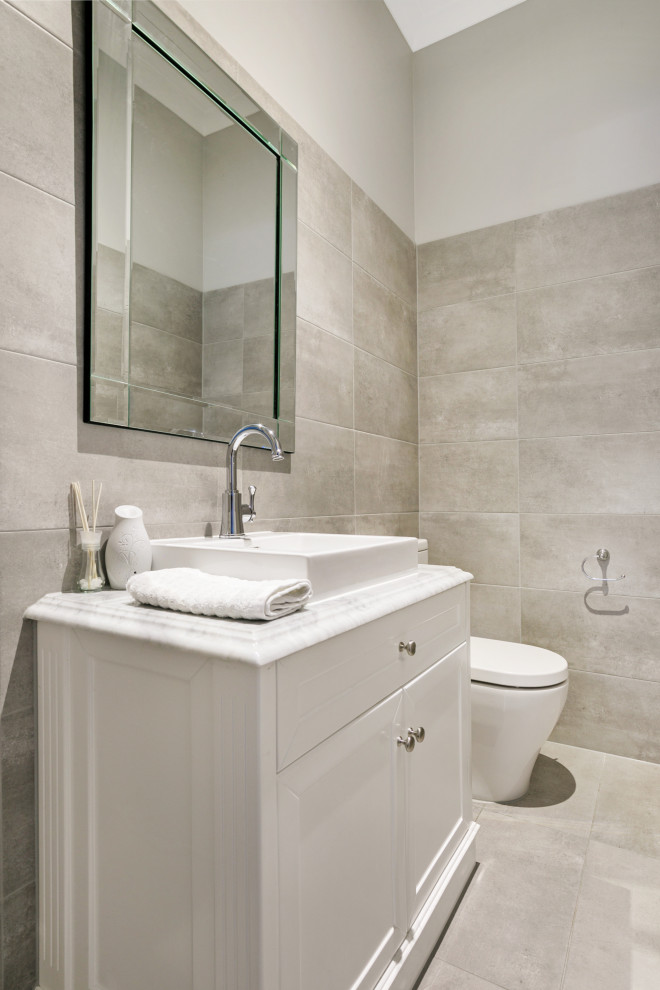Exemple d'une salle de bain moderne avec un carrelage beige, un mur beige, un sol beige et un plan de toilette blanc.