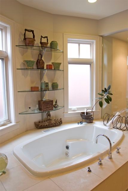 Stilmix Badezimmer mit Kalkstein-Waschbecken/Waschtisch und Einbaubadewanne in Chicago