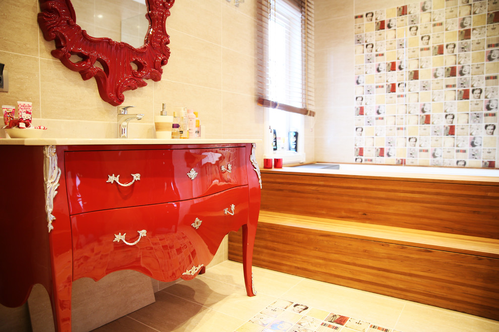 Idéer för mellanstora skandinaviska badrum för barn, med ett undermonterad handfat, möbel-liknande, röda skåp, kaklad bänkskiva, ett badkar i en alkov, en hörndusch, en vägghängd toalettstol, beige kakel, keramikplattor, beige väggar och klinkergolv i keramik