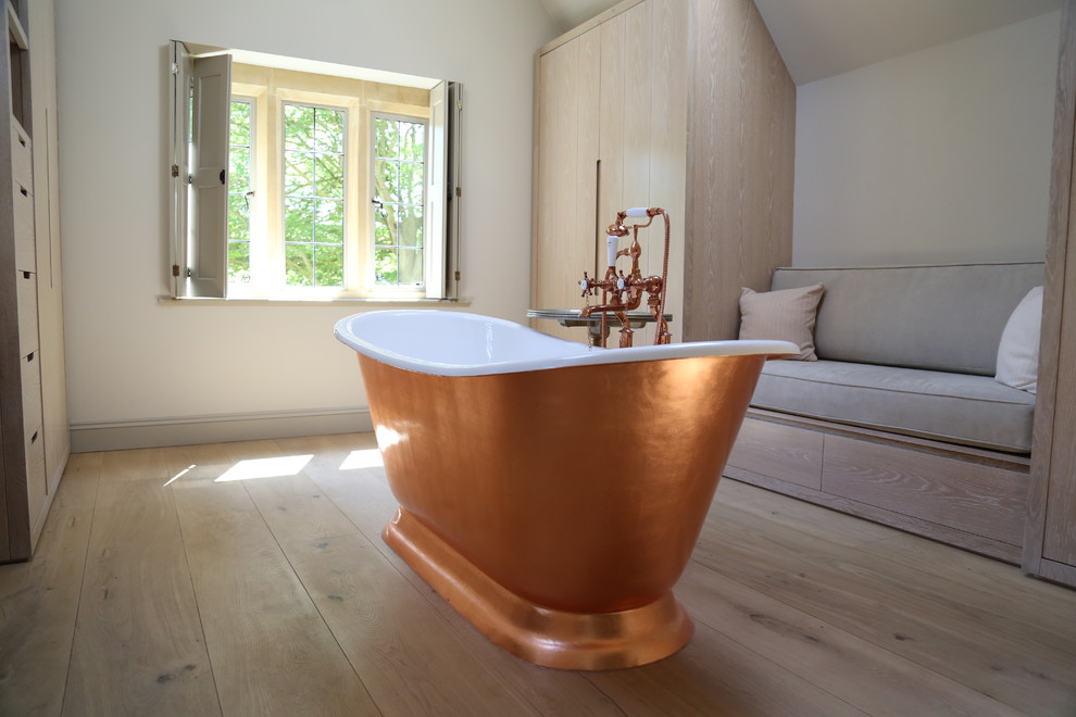 Idee per una stanza da bagno padronale contemporanea di medie dimensioni con ante lisce, ante beige, vasca freestanding e piastrelle beige