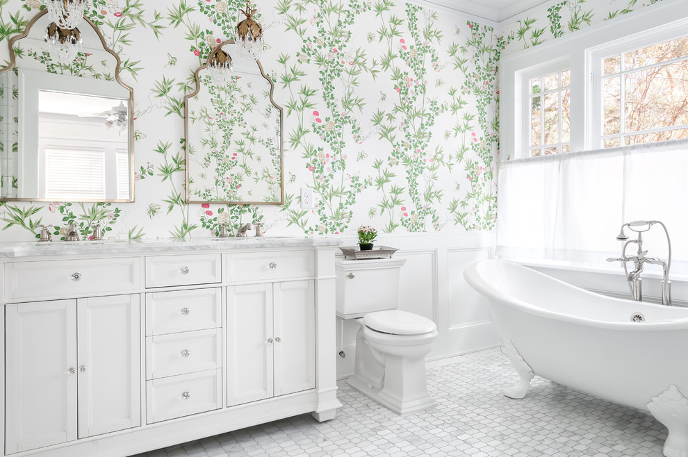 Foto på ett vintage grå en-suite badrum, med luckor med infälld panel, vita skåp, ett badkar med tassar, en toalettstol med separat cisternkåpa, flerfärgade väggar, marmorgolv, marmorbänkskiva och grått golv