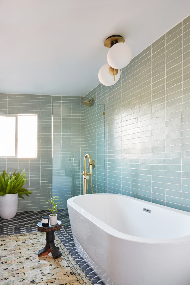 Idéer för stora 50 tals grått en-suite badrum, med skåp i ljust trä, ett fristående badkar, en kantlös dusch, grön kakel, keramikplattor, gröna väggar, klinkergolv i keramik, svart golv och med dusch som är öppen