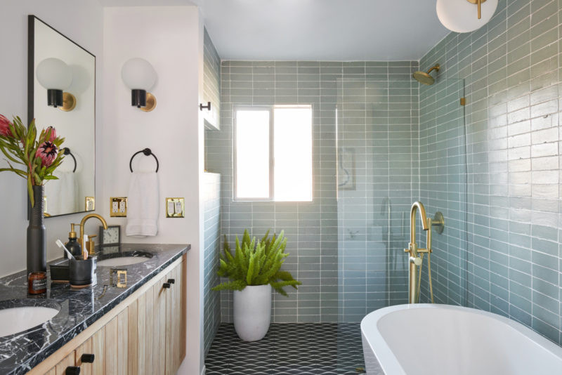 Inspiration för ett stort 60 tals grå grått en-suite badrum, med skåp i ljust trä, ett fristående badkar, en kantlös dusch, grön kakel, keramikplattor, gröna väggar, klinkergolv i keramik, svart golv och med dusch som är öppen