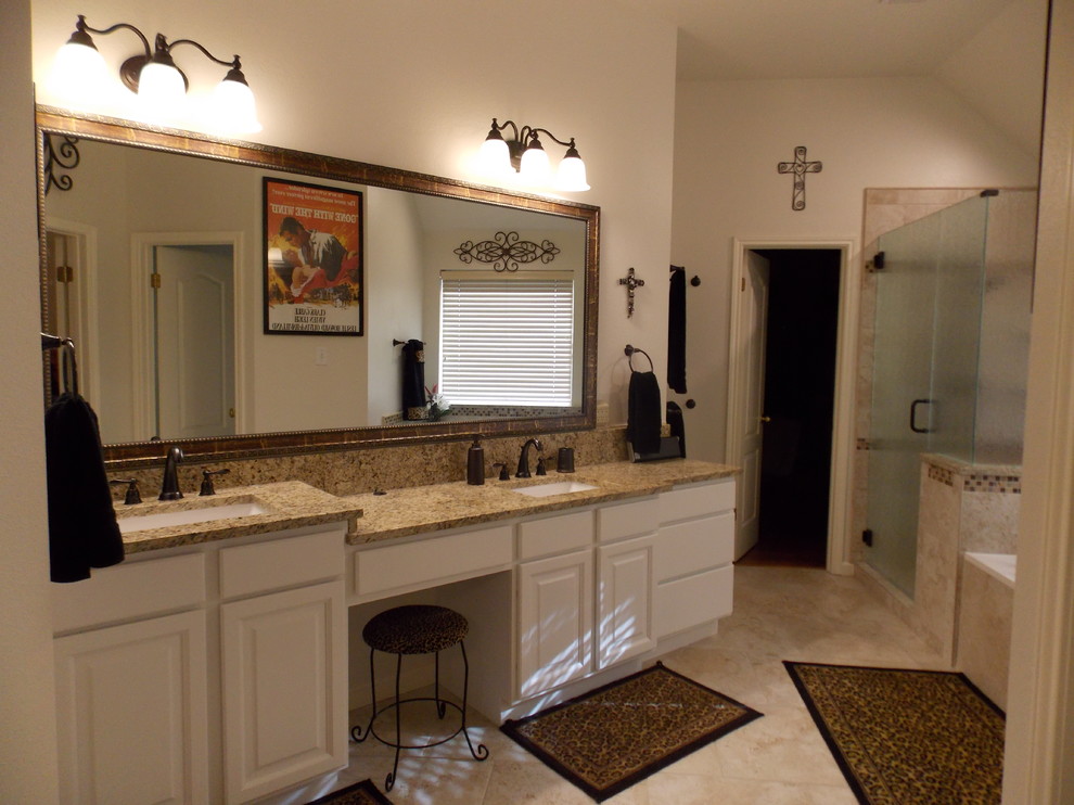 Exempel på ett stort klassiskt en-suite badrum, med luckor med upphöjd panel, vita skåp, ett badkar i en alkov, en hörndusch, en toalettstol med separat cisternkåpa, beige kakel, porslinskakel, beige väggar, klinkergolv i porslin, ett undermonterad handfat och granitbänkskiva