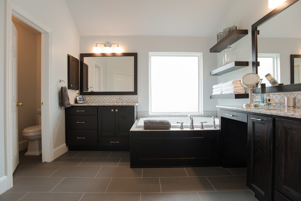 Exempel på ett mellanstort klassiskt en-suite badrum, med skåp i shakerstil, skåp i mörkt trä, ett hörnbadkar, en hörndusch, en toalettstol med hel cisternkåpa, grå kakel, mosaik, grå väggar, klinkergolv i porslin, ett nedsänkt handfat och granitbänkskiva