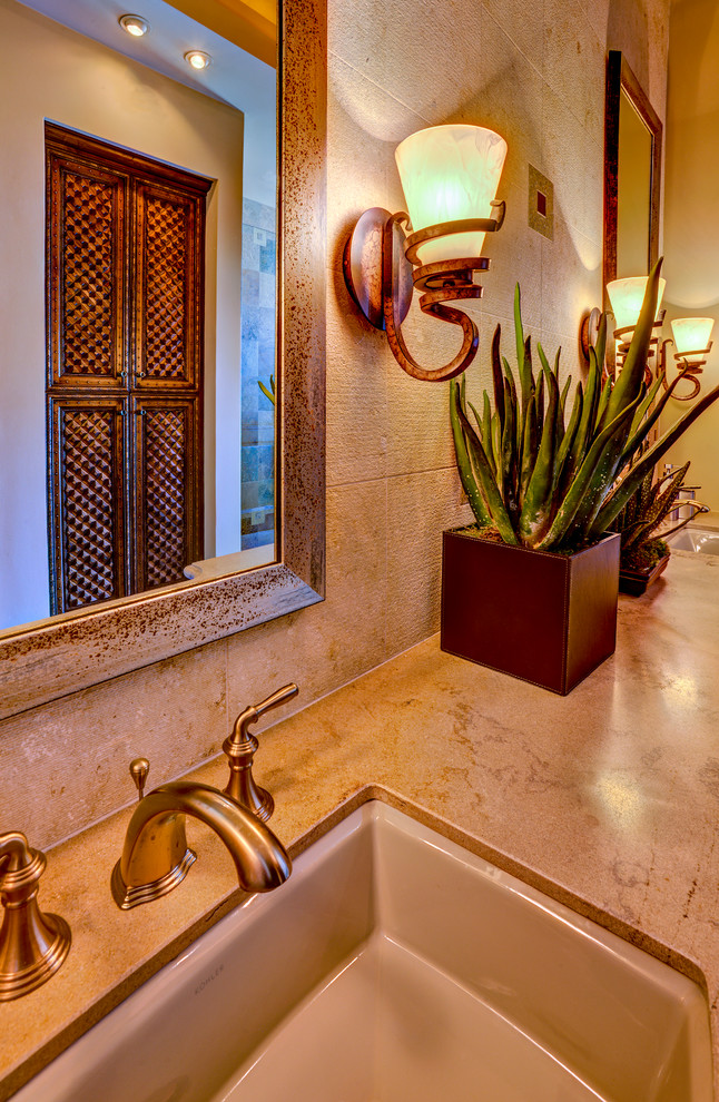 Пример оригинального дизайна: маленькая ванная комната в средиземноморском стиле с врезной раковиной, фасадами цвета дерева среднего тона, столешницей из ламината, душем в нише, бежевой плиткой, каменной плиткой и бежевыми стенами для на участке и в саду
