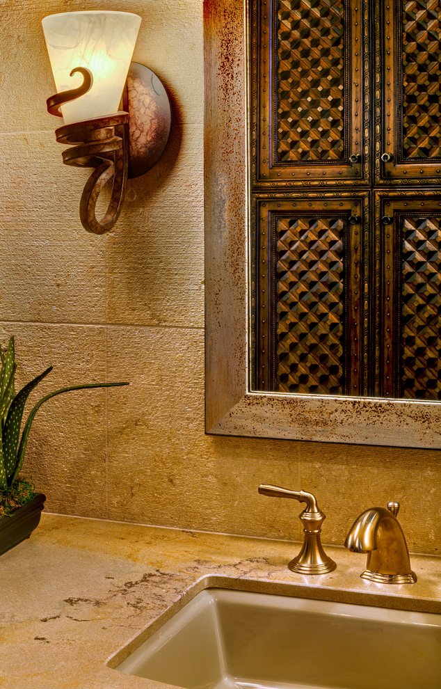Inspiration pour une petite douche en alcôve méditerranéenne en bois brun avec un lavabo encastré, un plan de toilette en stratifié, un carrelage beige, un carrelage de pierre et un mur beige.