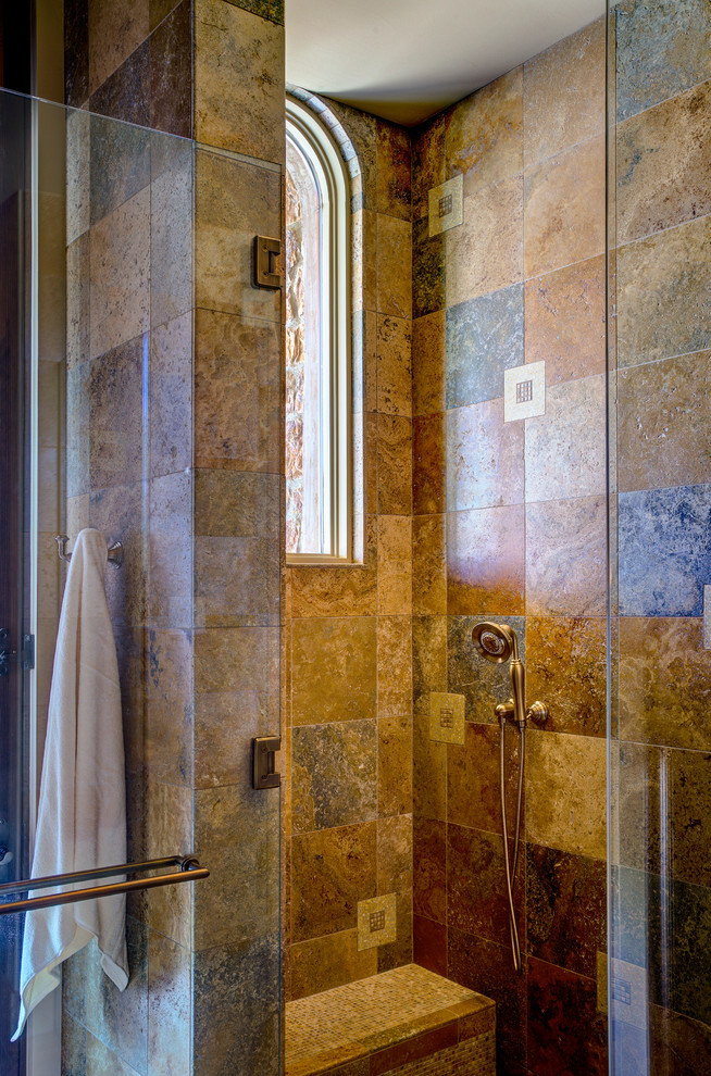 Aménagement d'une petite douche en alcôve méditerranéenne en bois brun avec un lavabo encastré, un plan de toilette en stratifié, un carrelage multicolore, un mur beige et un sol en travertin.