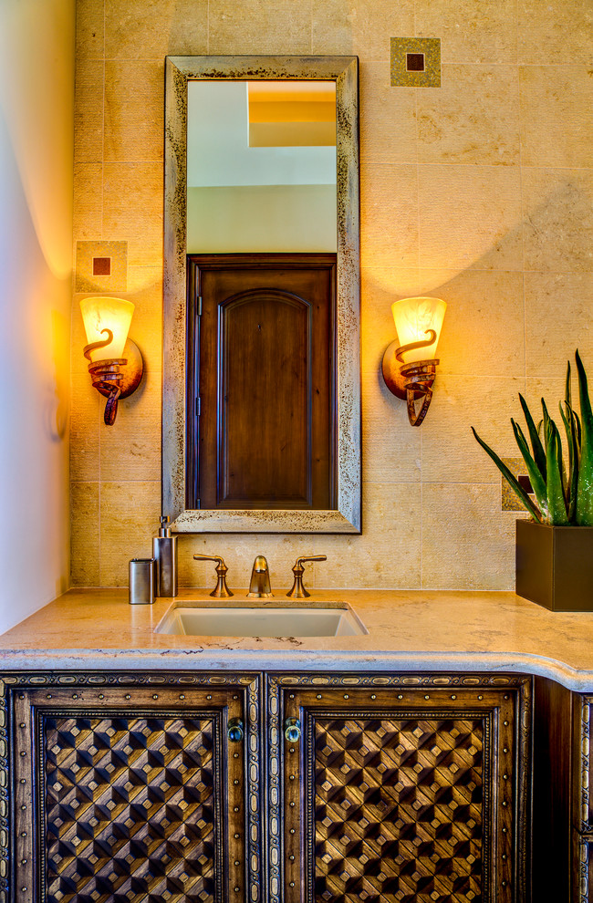 Inspiration för små medelhavsstil badrum, med ett undermonterad handfat, skåp i mellenmörkt trä, laminatbänkskiva, beige kakel, stenkakel, beige väggar och en dusch i en alkov