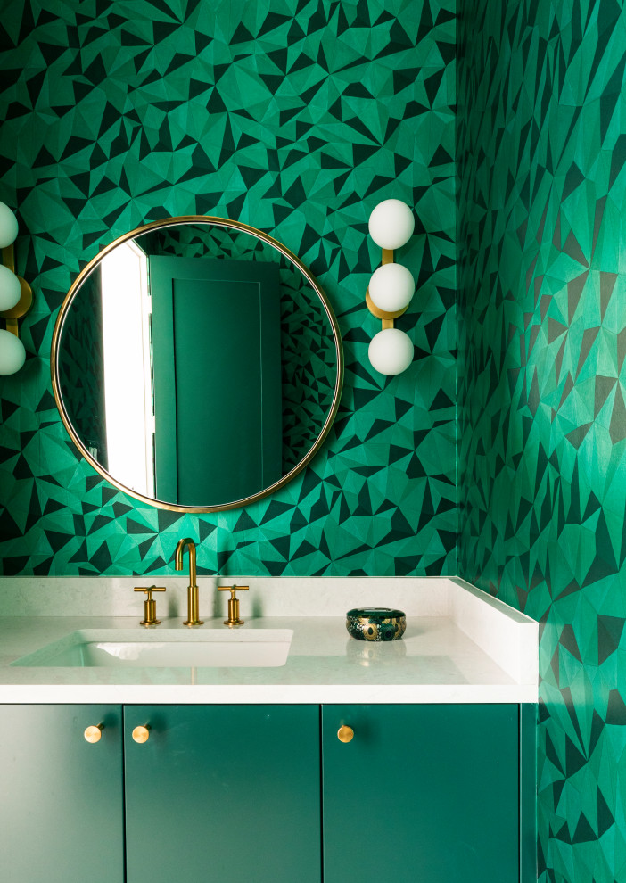 Inspiration för mellanstora moderna vitt badrum, med släta luckor, gröna skåp, en toalettstol med hel cisternkåpa, grön kakel, porslinskakel, gröna väggar, klinkergolv i porslin, ett undermonterad handfat, bänkskiva i kvartsit och vitt golv