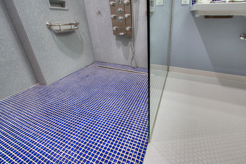 Immagine di una grande stanza da bagno padronale design con doccia a filo pavimento, WC a due pezzi, piastrelle blu, piastrelle in ceramica, pareti blu, pavimento in linoleum e lavabo sospeso