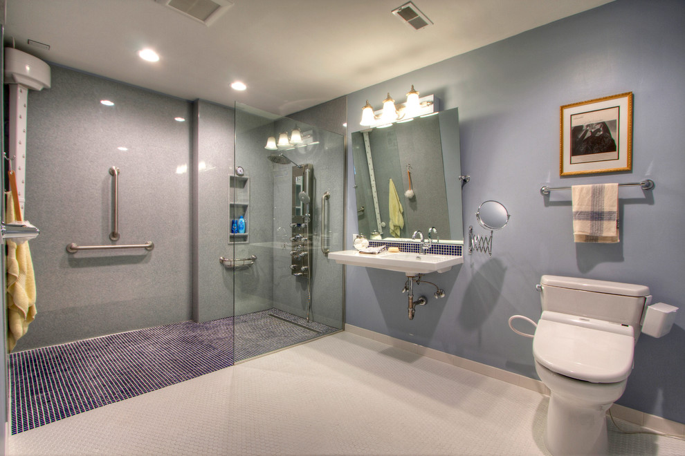Réalisation d'une grande salle de bain principale design avec une douche à l'italienne, WC séparés, un carrelage bleu, des carreaux de céramique, un mur bleu, un sol en linoléum et un lavabo suspendu.