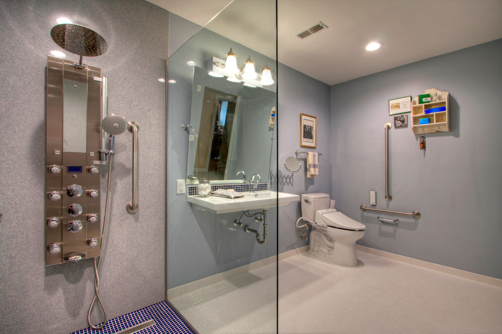 Foto di una grande stanza da bagno padronale contemporanea con doccia a filo pavimento, WC a due pezzi, piastrelle blu, piastrelle in ceramica, pareti blu, pavimento in linoleum e lavabo sospeso
