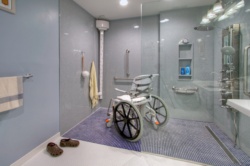 Cette photo montre une grande salle de bain principale tendance avec une douche à l'italienne, WC séparés, un carrelage bleu, des carreaux de céramique, un mur bleu, un sol en carrelage de porcelaine et un lavabo suspendu.