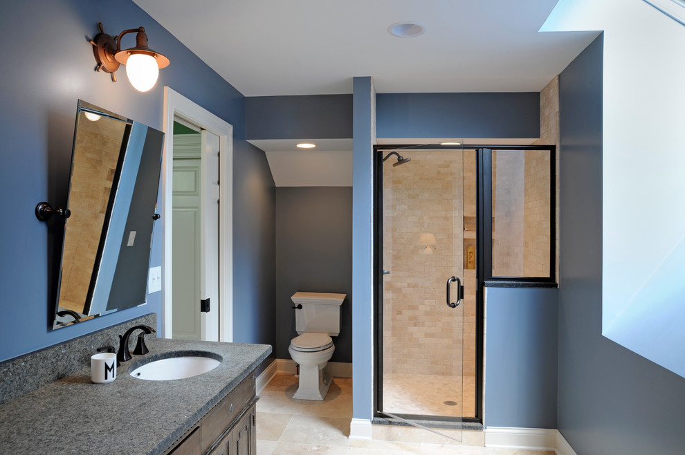 На фото: ванная комната в классическом стиле с врезной раковиной, темными деревянными фасадами, душем в нише, раздельным унитазом и бежевой плиткой с