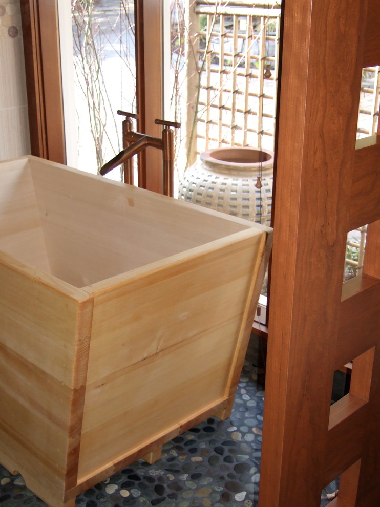 Foto di una stanza da bagno padronale etnica di medie dimensioni con ante in legno scuro, top in granito, vasca giapponese, piastrelle beige e piastrelle in ceramica